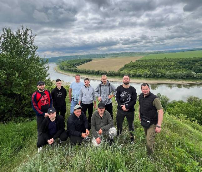Спільне фото здобувачів і викладачів на фоні Дністра